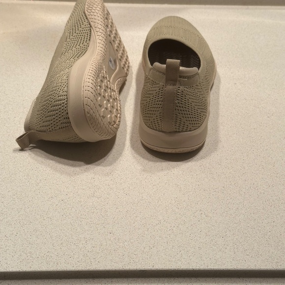 Shoes - Picture 3 of 7